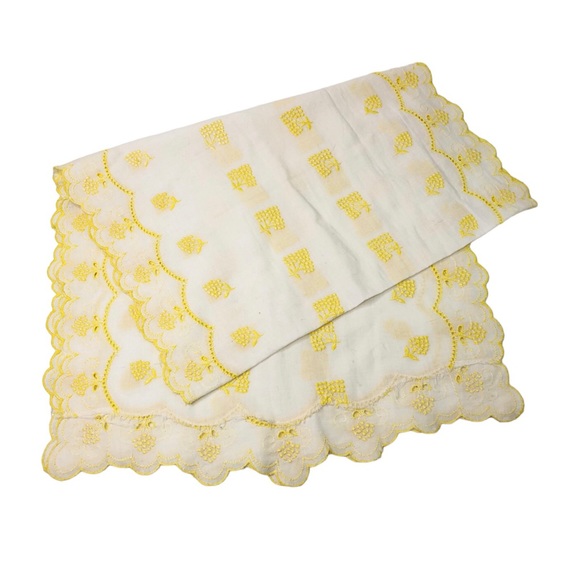Vintage 1960s White Table Runner Yellow Embroidered Grapes Fruits Scalloped Edge - Picture 2 of 7
